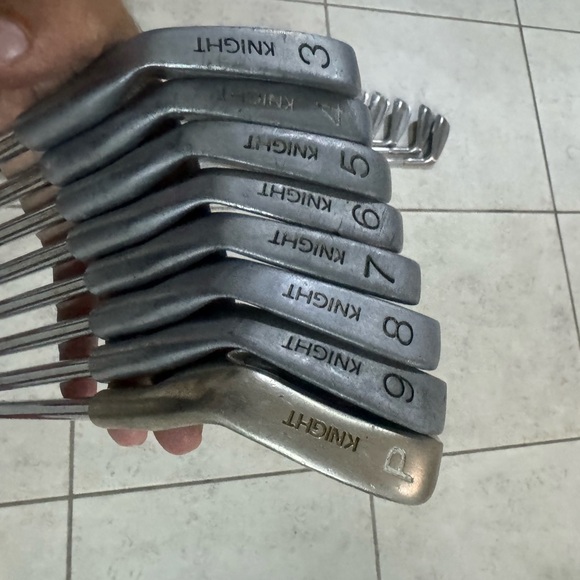 Knight iron set in right handed
3 to pw , steel shafts 
Used conditions - Picture 2 of 7